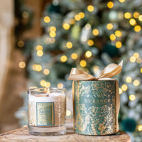 Bougie mèche bois au pied du sapin