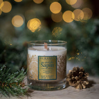 Bougie mèche bois au pied du sapin